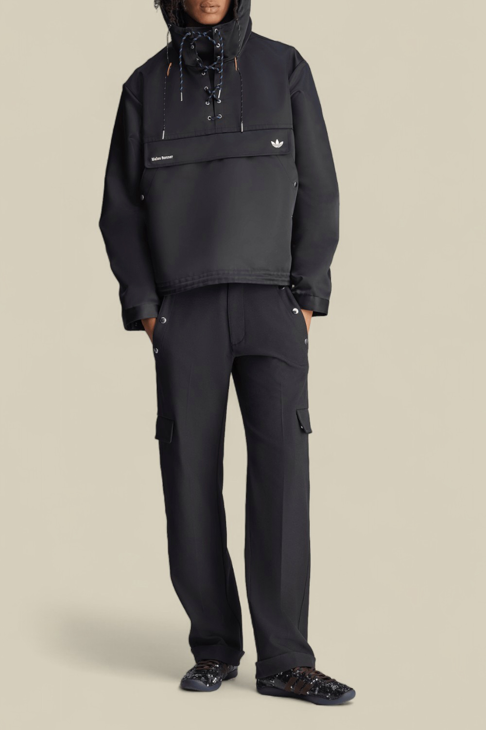 תמונת כל הלוק של אדידס X וולס בונר סווטשירט קפוצ'ון